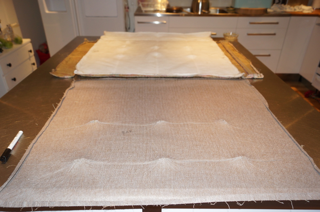 Första dynan uppsprättad och mätning pågår för det nya tyget