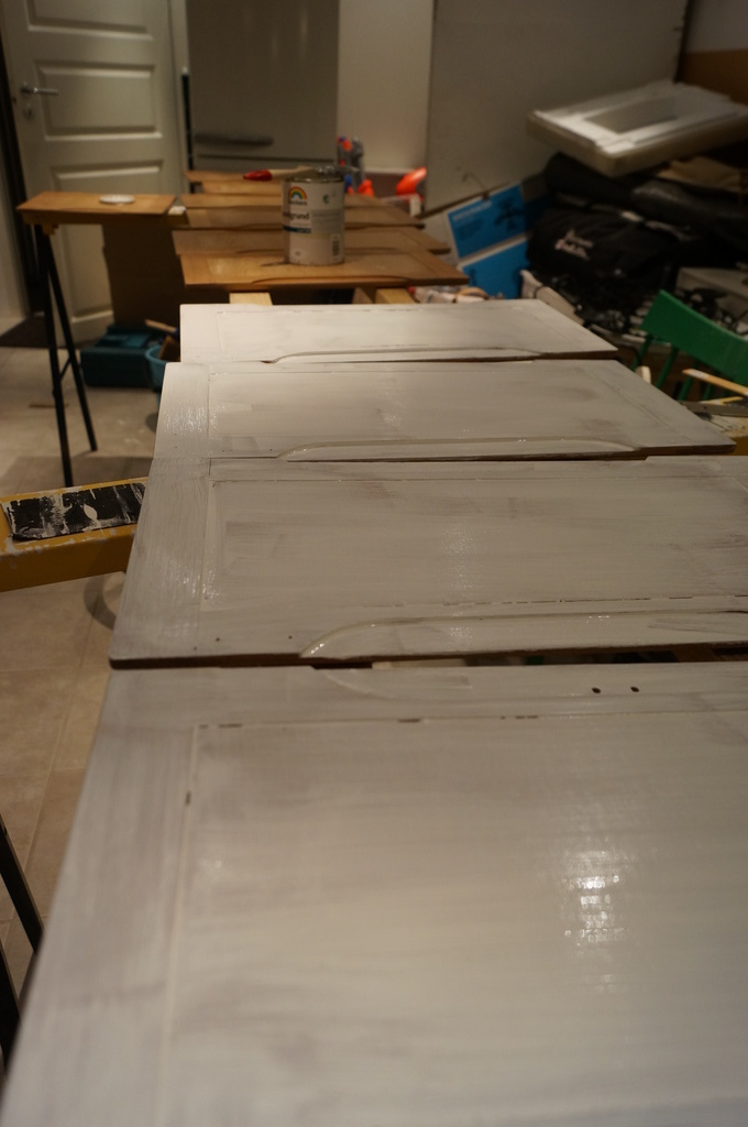 Grundmålning av luckorna till husvagnen med Beckers panelgrund