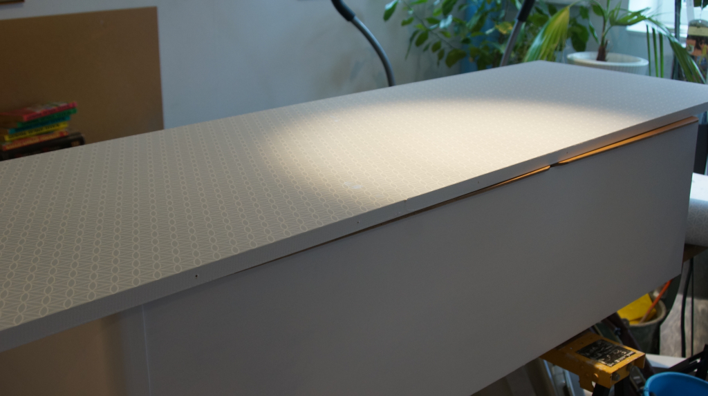 Tapetserad badrumsdörr till husvagnen