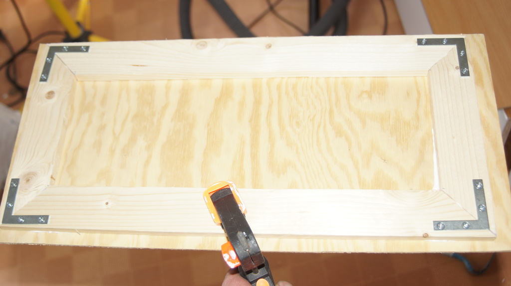 Luckan som ska sitta över kylen