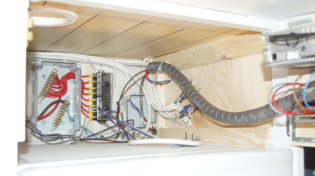 El-centralen över kylskåpet