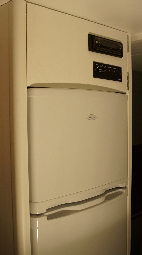 Kylskåpet samt luckan med stereo och värmestyrningen till husvagnen