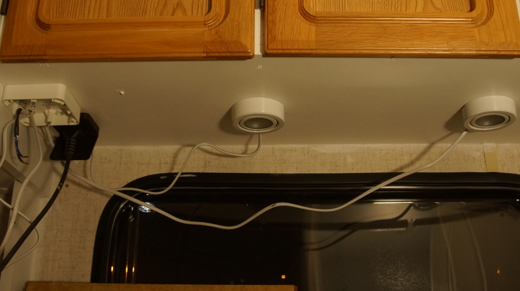 Lamporna över köksbänken