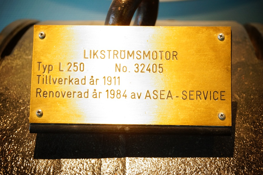 Skylt om motorn