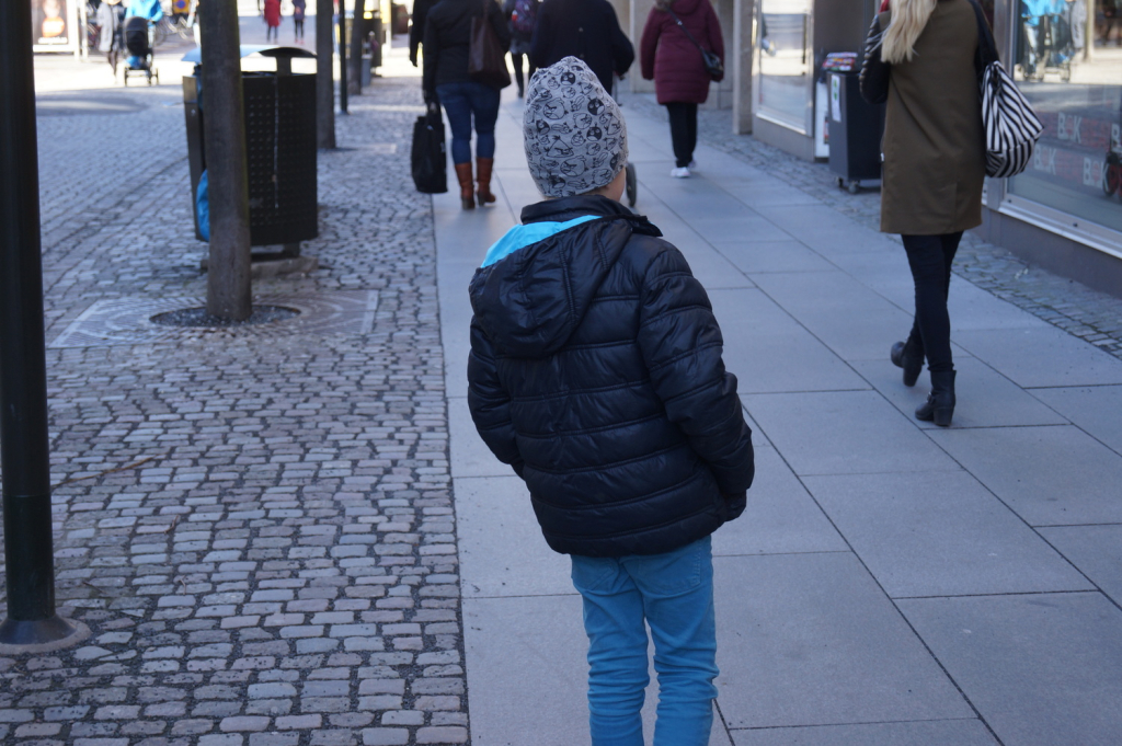 Grabben traskar runt i drömmarnas trädgård