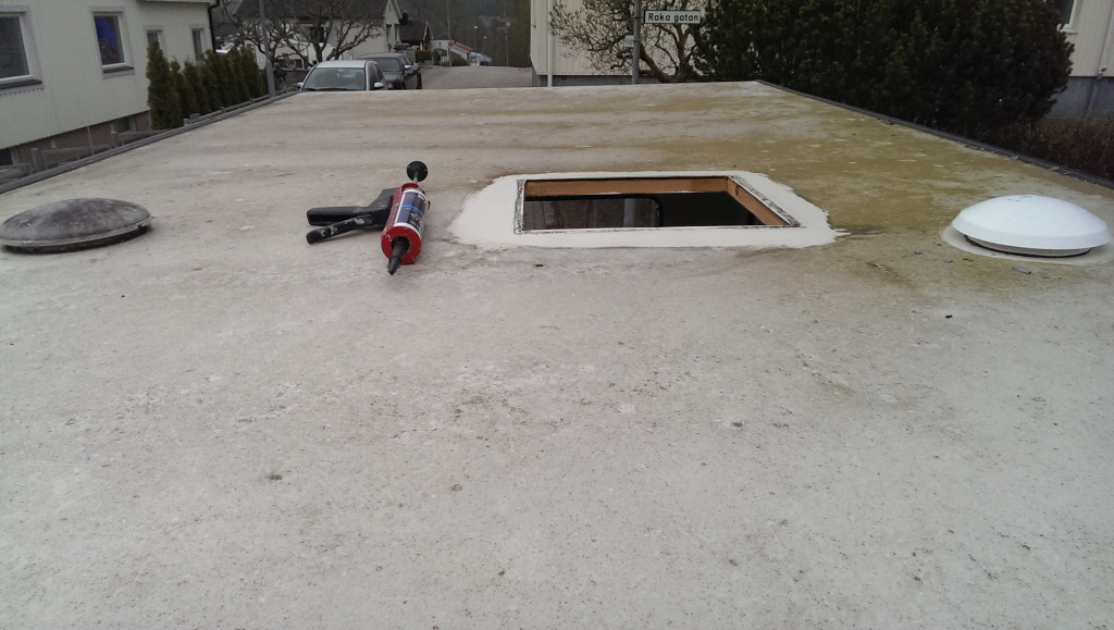 Ena takluckan borttagen och här ser man skillnaden mellan den nya ventilatorrn och den gamla