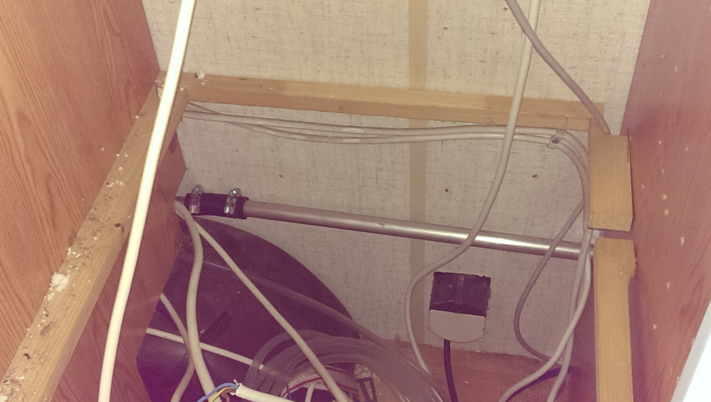 Rören genom garderoben där det tidigare satt ett element och expansionskärlet