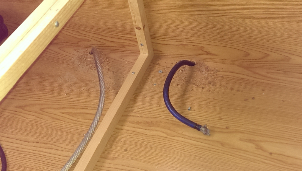 Kablarna till batteriet är också indragna i lådan i soffgruppen