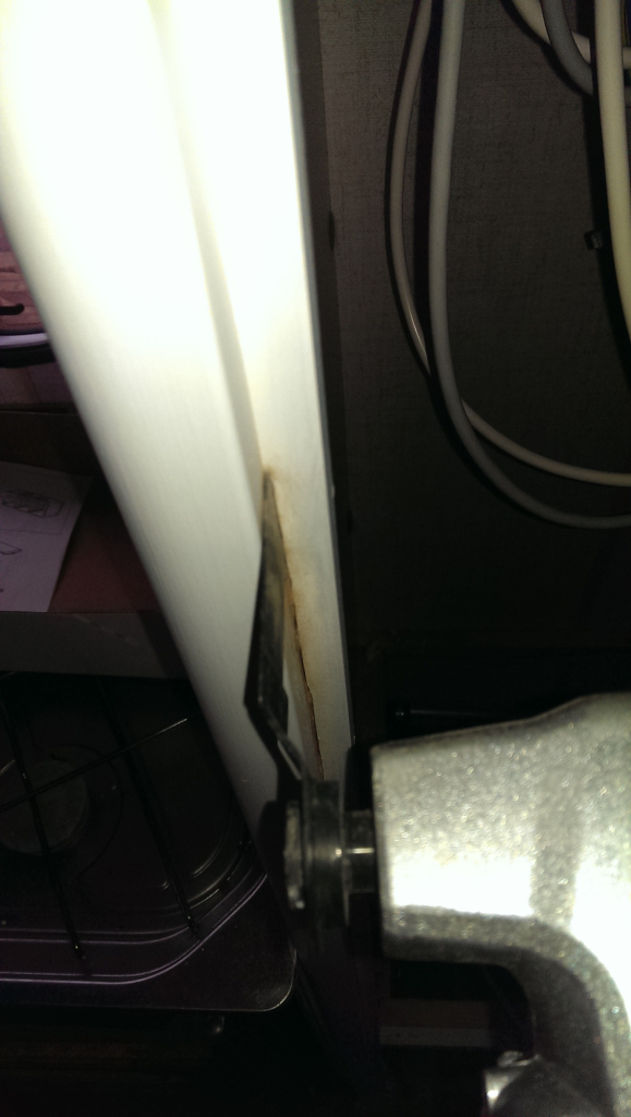 Slutligen modifierar vi garderoben så att kylskåpet går in.