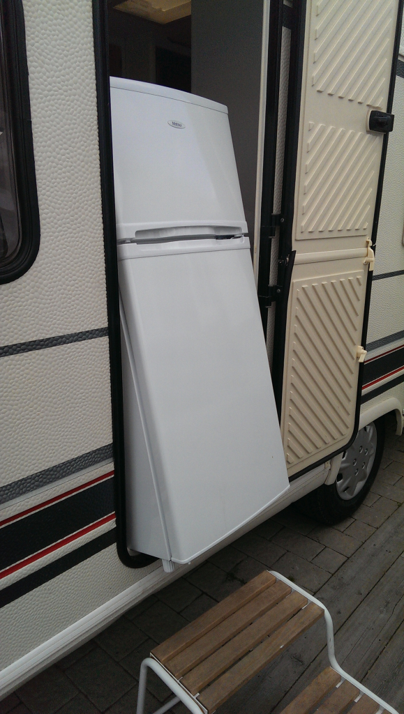 Kylskåpet gick igenom husvagnsdörren