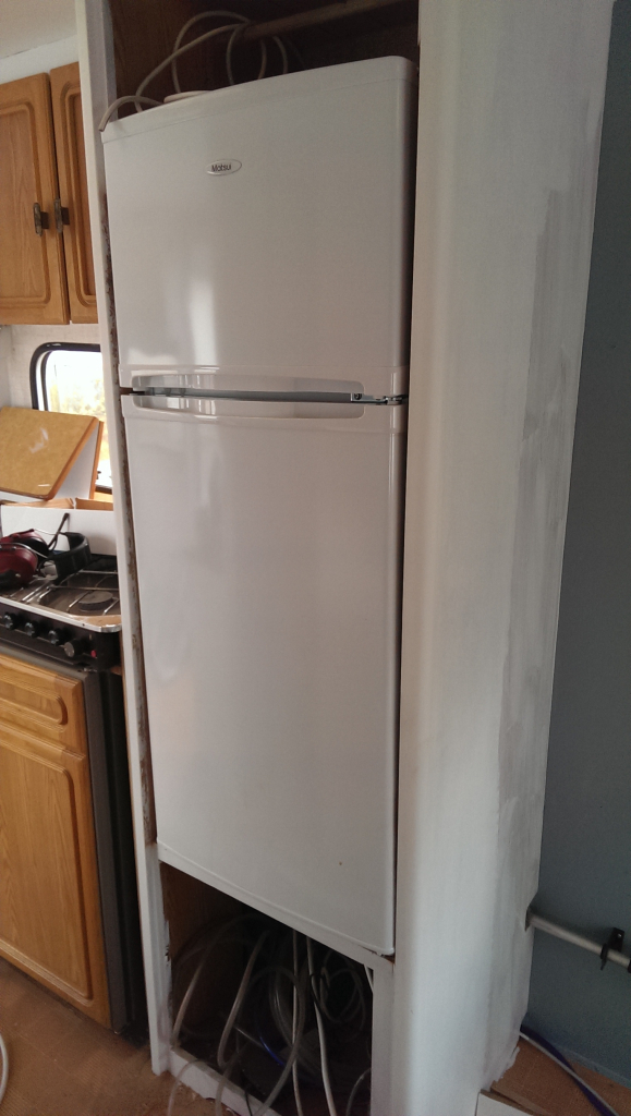 Provmontering av kylskåpet inne i husvagnen