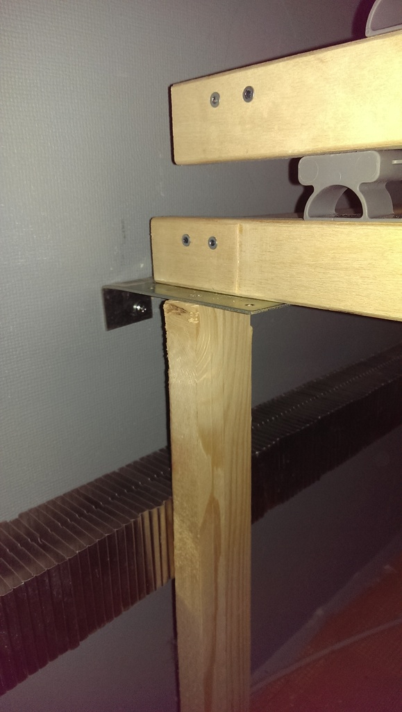 regeln mot väggen i mitten av sängen