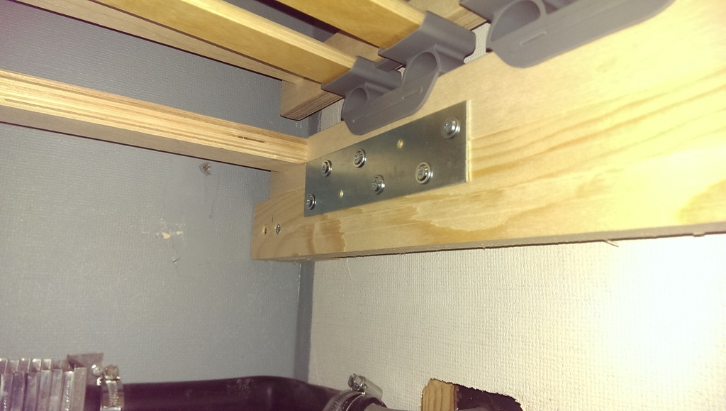 Fastsättning av sängen vänster fram