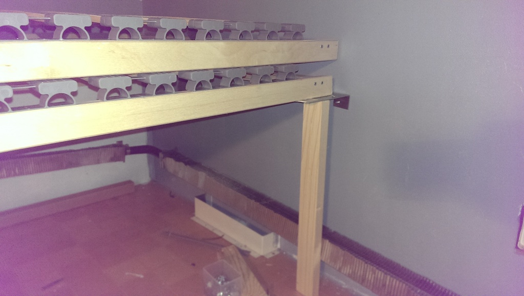 regeln mot väggen i mitten av sängen på höger sidan