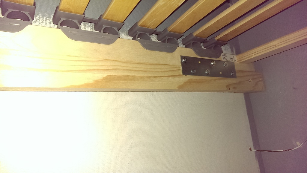 Fastsättning av sängen höger fram