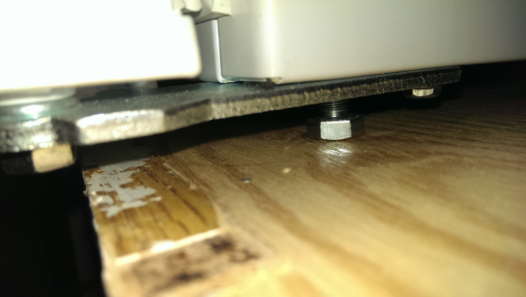 Nya fötterna till kylskåpet