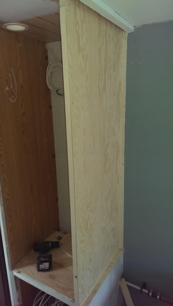 Nya väggen vid kylskåpet