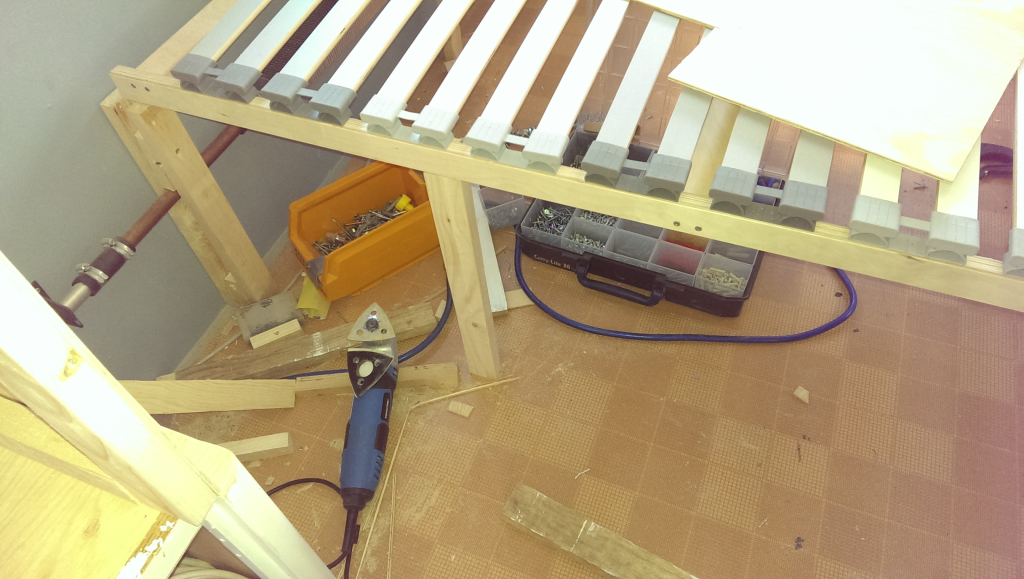 Montering av de sista benen till sängen