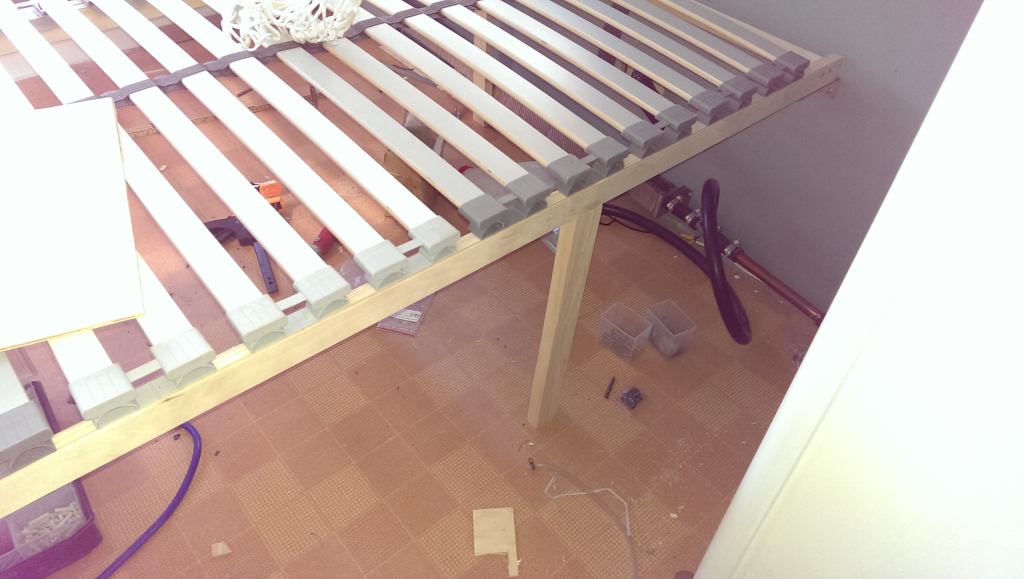 Montering av de sista benen till sängen