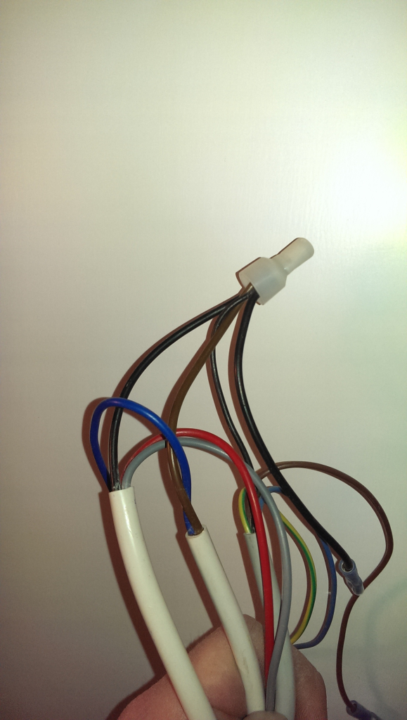 Färgerna på kablarna till värmestyrningen