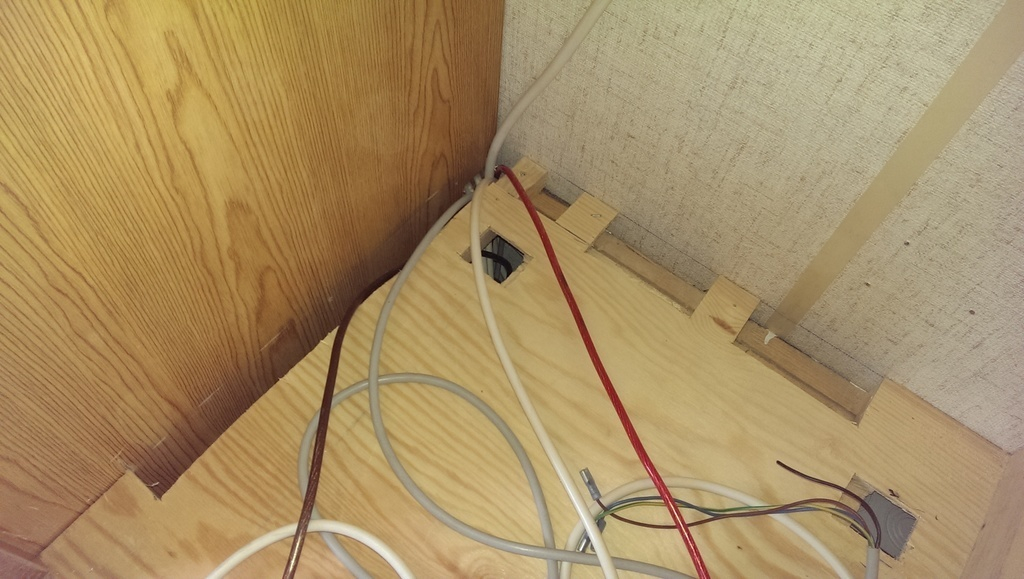 Ventilationshål bakom kylskåpet.