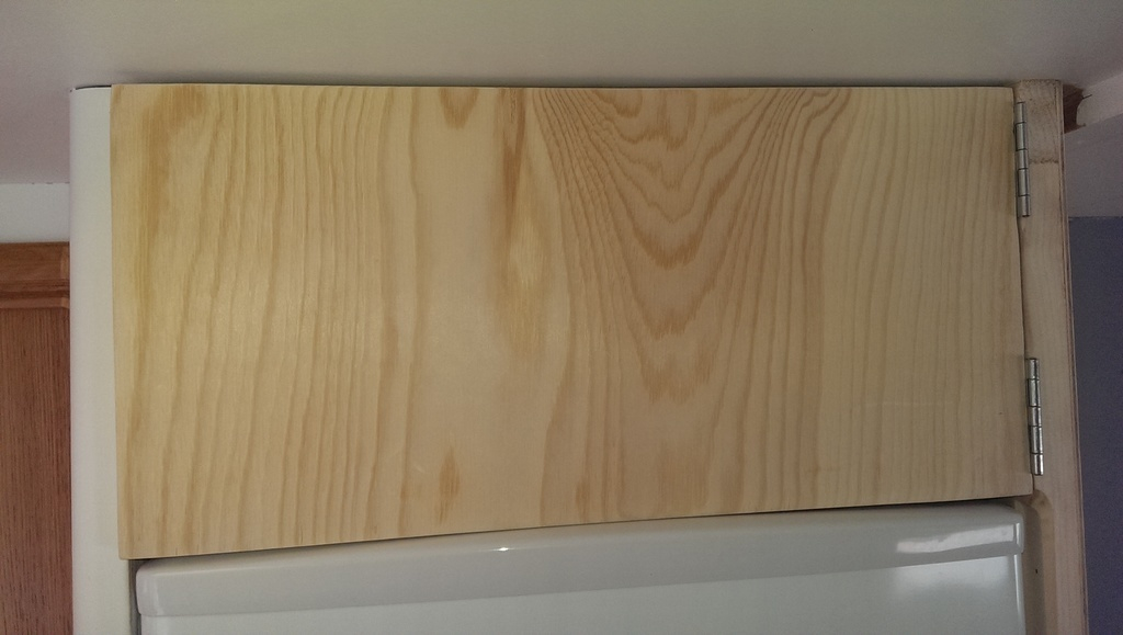 Luckan över kylskåpet äntligen på plats, fast den behöver lite färg