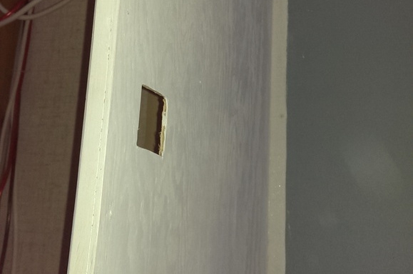 Hålet till lysknappen över sängarna klar