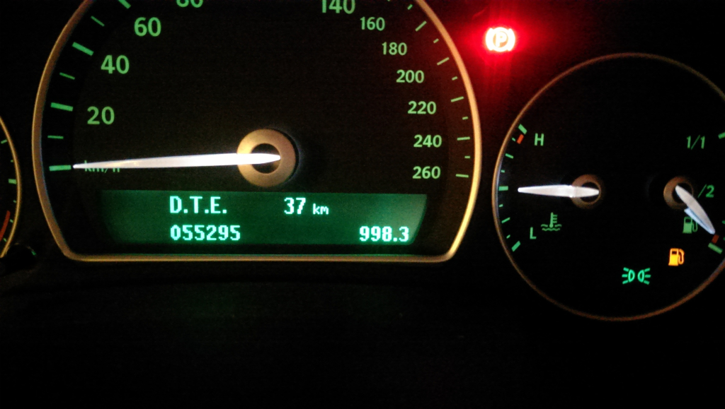 Oups SAABs nattpanel varnar lite sent att bensinen är slut så det höll på att bli en promenad till närmaste mack