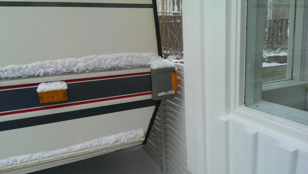 Husvagnen mot grinden till tomten