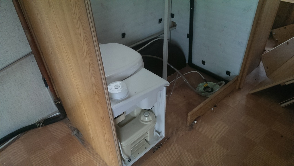 Här är väggen till våningssängen borta och väggen i badrummet som ska rivas är kvar, än så länge