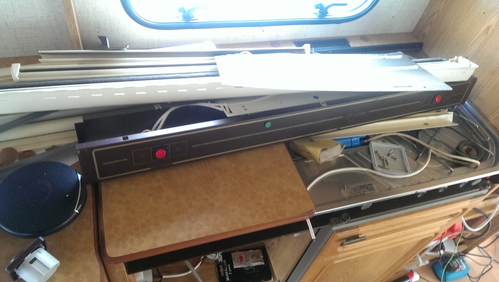 En del av alla saker som är demonterade från husvagnen.