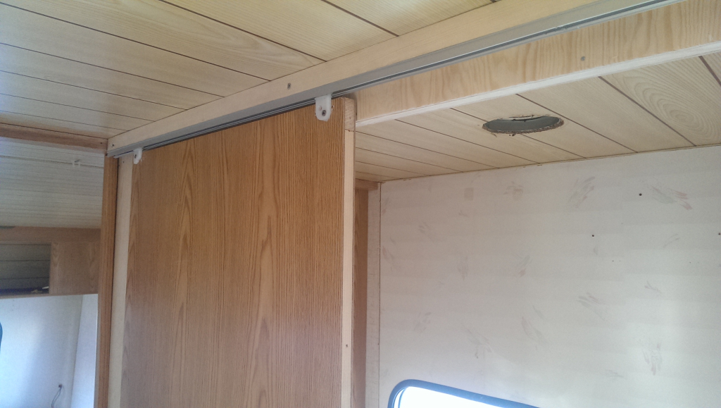 skjutdörren på plats