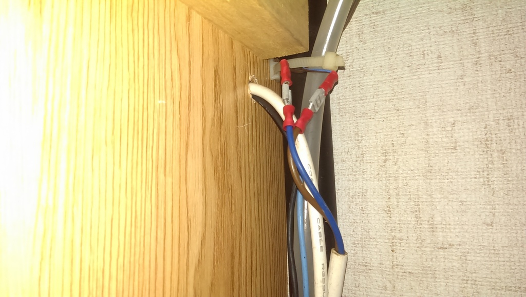 Nä men titta oisolerade kablar till kranen i köket också